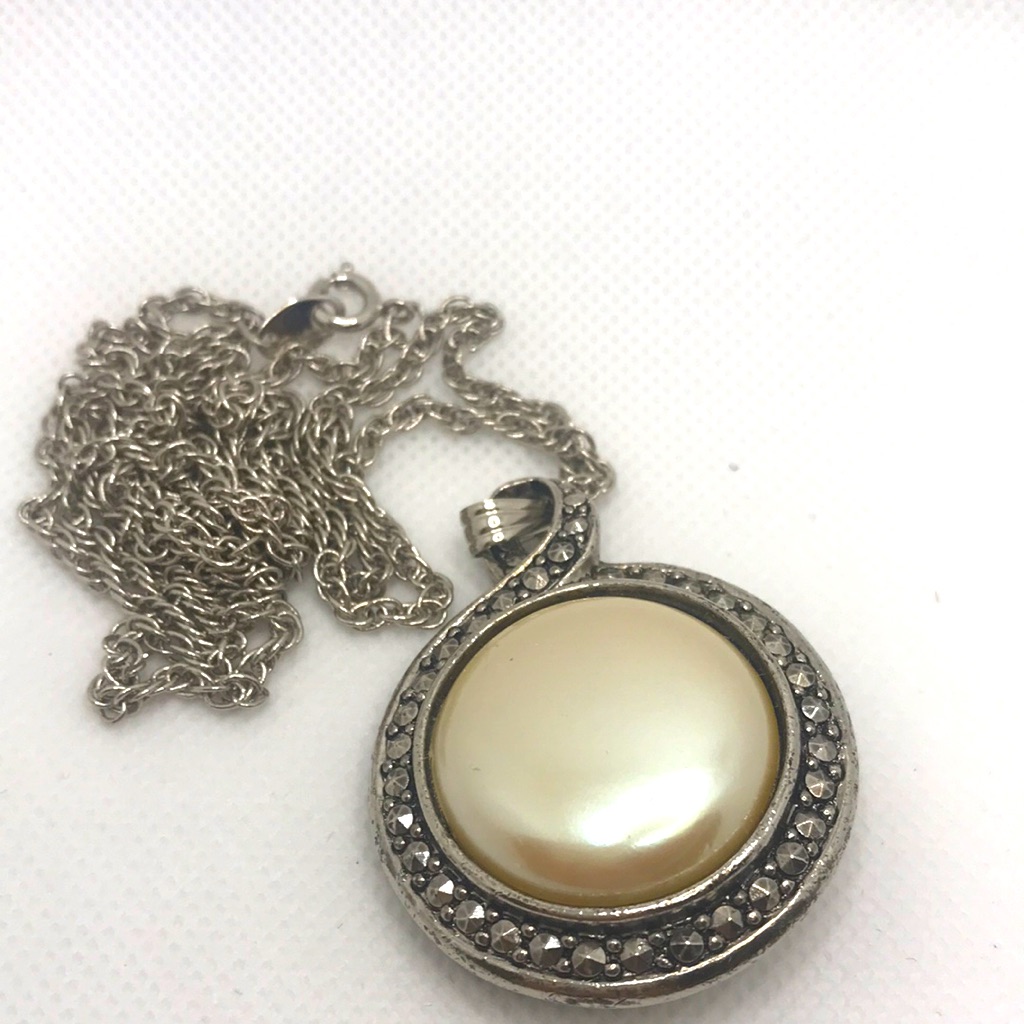 Vintage Reversible Pendant Necklace Silver Tone Signed Avon Vintage Reversible Pendant Necklace Silver Tone Signed Avon